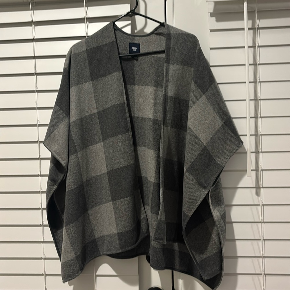 XS/S Sleeveless Poncho
Blocked grey shade design